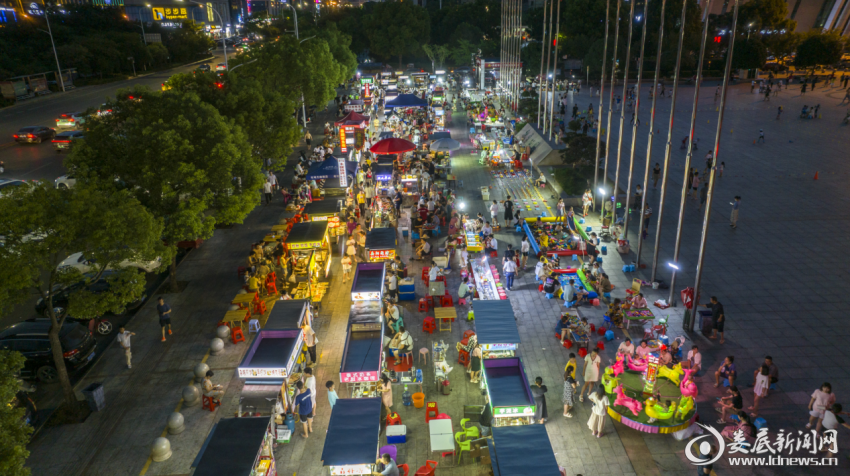 体育公园南广场“夜市”经济消费火爆场景