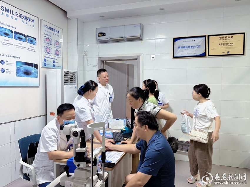 ▲娄底爱尔眼科医生团队一对一解答家属疑问