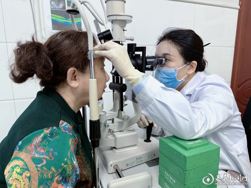 ▲唐玖鸿副院长为涂阿姨复查手术恢复情况