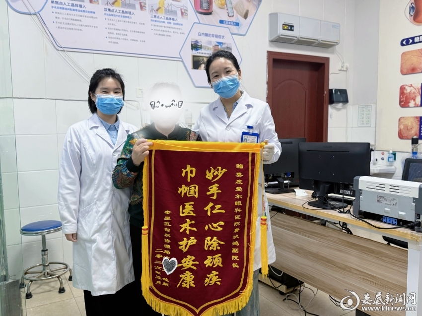 ▲赠送锦旗感谢全体医护团队