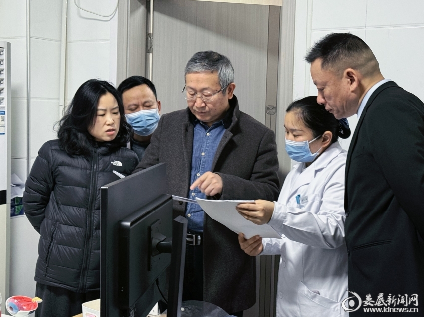 ▲专家组探讨疑难眼病案例